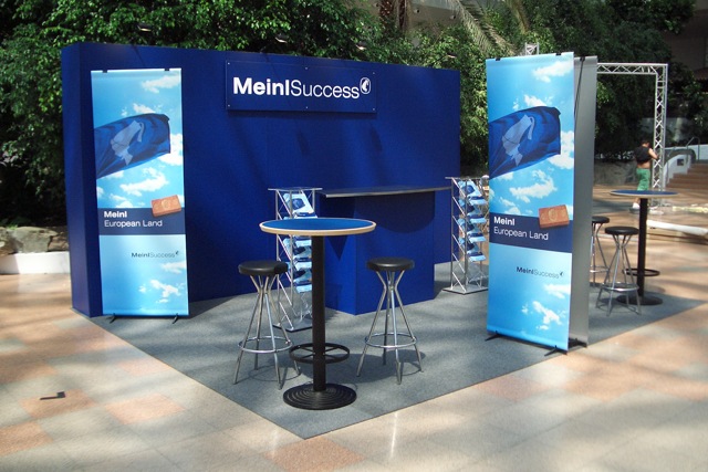 Blauer Eckmessestand mit Beratungstisch