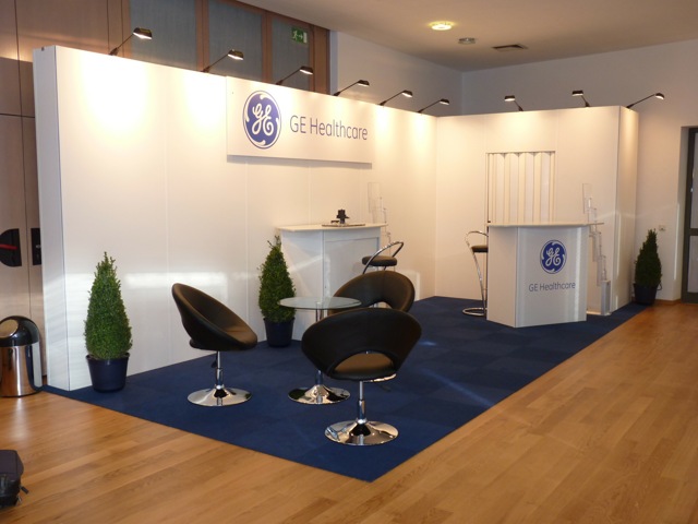 Messestand mit heller Lounge
