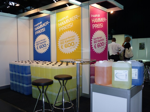 Messestand mit hoher Beschilderung