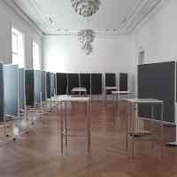 Pinnwände in einer Ausstellungsfläche